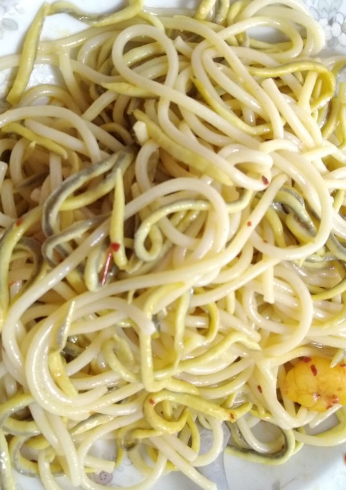 Una foto de Espaguetis con gulas y gambas