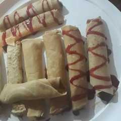 Una foto de Panqueques relleno de dulce de leche y banana frita