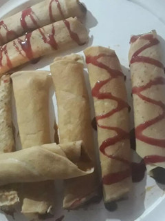 Una foto de Panqueques relleno de dulce de leche y banana frita