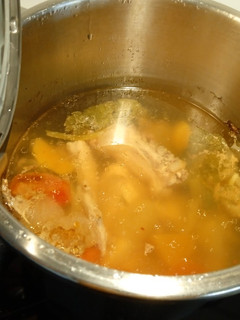 Una foto de Por poco más de 10€. Caldo de pollo