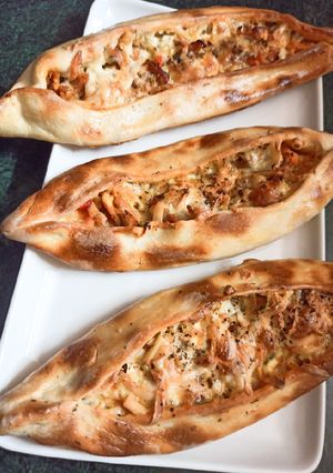 A picture of Turkish pide.