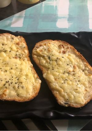 A picture of Garlicky cheese toast.