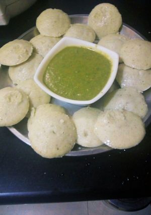 A picture of Chutney idli.