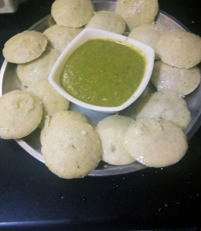 A picture of Chutney idli.