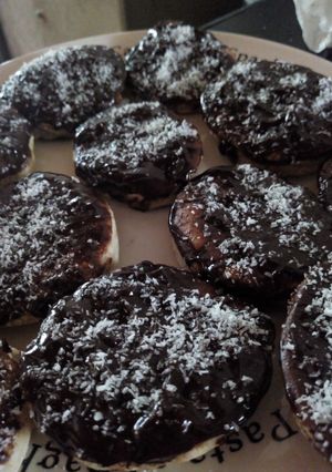 Una foto de Galletitas con chocolate y coco caseras 💛🍪🍫