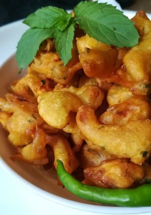 A picture of Minti onion fritters.