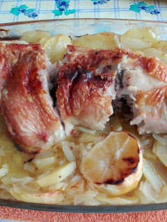 Una foto de Pierna de pavo con patatas