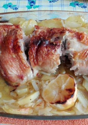 Una foto de Pierna de pavo con patatas