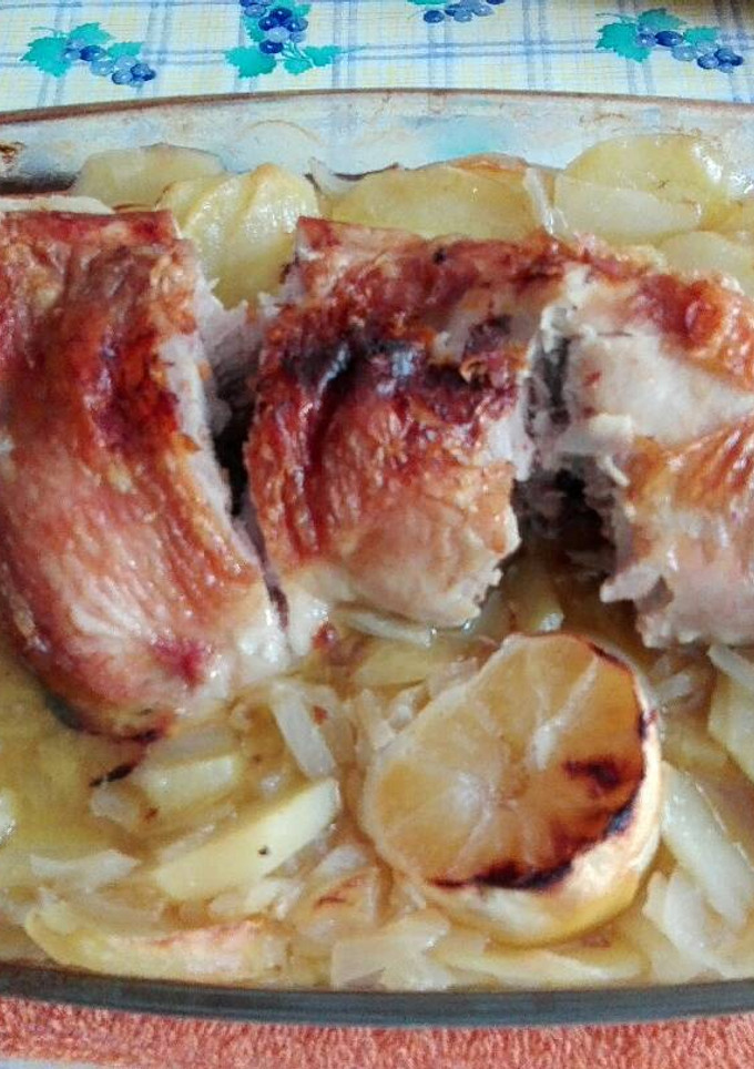 Una foto de Pierna de pavo con patatas