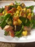 Ensalada con salmón y mango