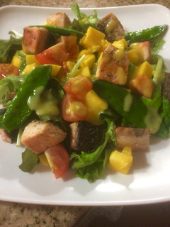 Una foto de Ensalada con salmón y mango