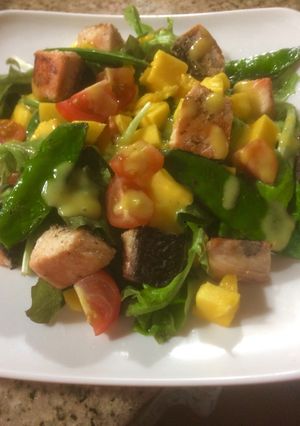 Una foto de Ensalada con salmón y mango