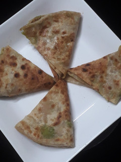 आलू मटर पराठा (Aloo matar paratha recipe in Hindi) रेसिपी मुख्य फोटो