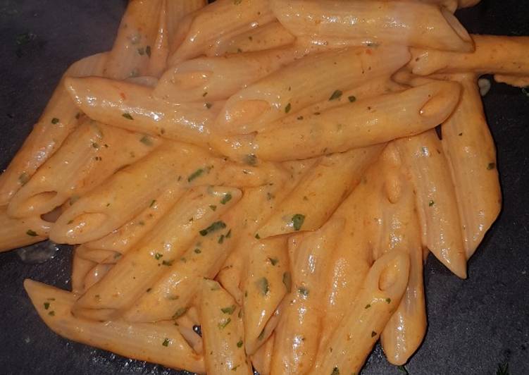Penne con crema di peperone rosso e panna