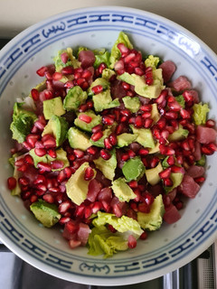 Una foto de Ensalada de atún con aguacate y granada