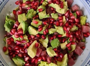 Una foto de Ensalada de atún con aguacate y granada