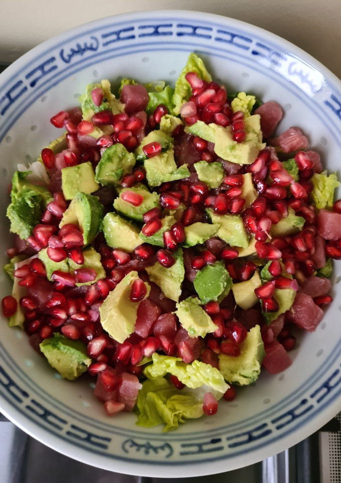 Una foto de Ensalada de atún con aguacate y granada