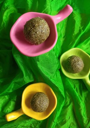 औषधी बदाम बडीशोप लाडू (badam badishep ladoo recipe in marathi) रेसिपी चे मुख्य फोटो 