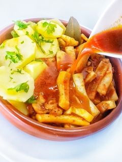 Una foto de Jibia en salsa de ñoras y cava