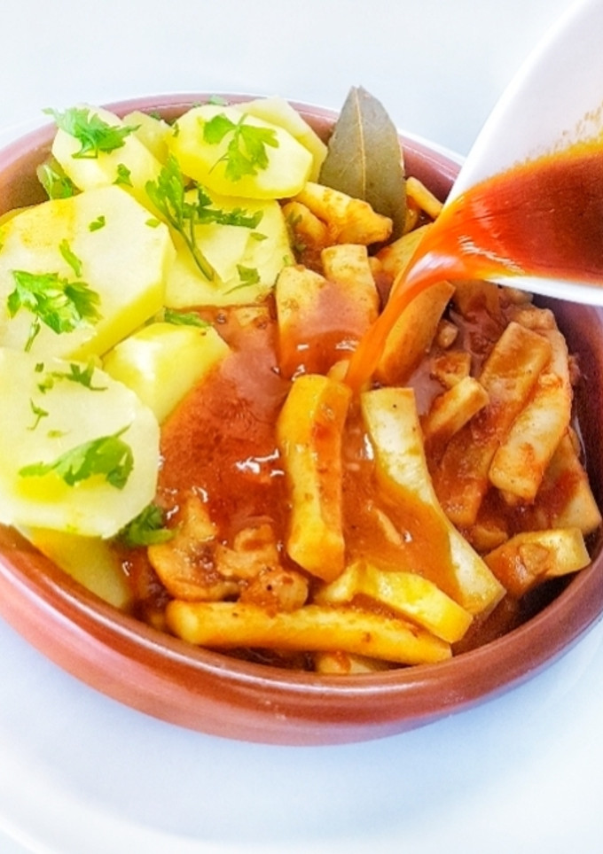 Una foto de Jibia en salsa de ñoras y cava