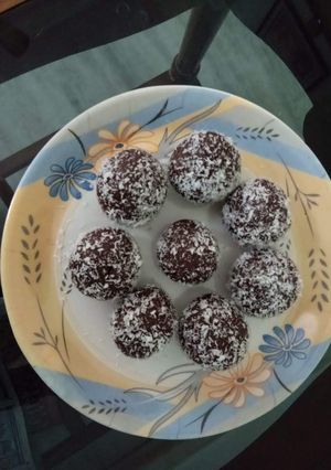 खजूर बॉल्स (Khajoor balls recipe in hindi) रेसिपी मुख्य फोटो