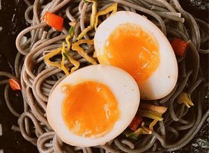Hình của món Mì Soba Xào Tương Miso & Trứng Lòng Đào.