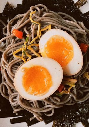 Hình của món Mì Soba Xào Tương Miso & Trứng Lòng Đào.