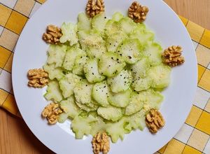 Una foto de Carpaccio de tallo de brócoli 🥦 receta de aprovechamiento 🥦