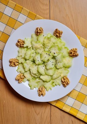Una foto de Carpaccio de tallo de brócoli 🥦 receta de aprovechamiento 🥦