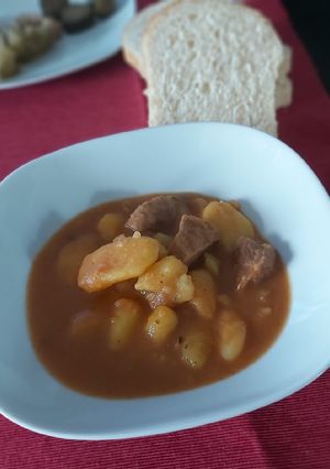O poză a rețetei Papricaş de cartofi cu carne de porc.