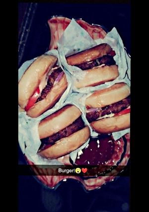मैकडोनाल्ड आलू टिक्की बर्गर (McDonald Aloo Tikki Burger recipe in Hindi) रेसिपी मुख्य फोटो