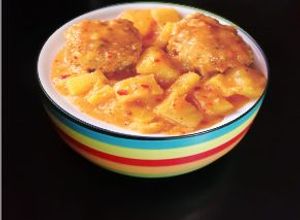 Una foto de Albóndigas de pollo en salsa de piña