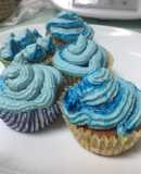Cupcakes de arándanos keto con buttercream de queso (muffins o magdalenas)