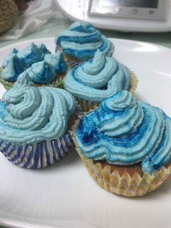 Una foto de Cupcakes de arándanos keto con buttercream de queso (muffins o magdalenas)