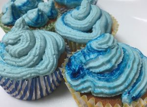 Foto principal de Cupcakes de arándanos keto con buttercream de queso (muffins o magdalenas)