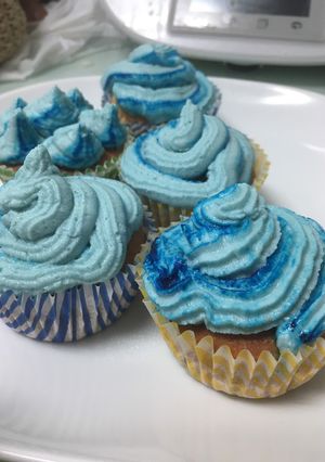 Una foto de Cupcakes de arándanos keto con buttercream de queso (muffins o magdalenas)