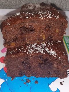 Una foto de Fitcocho de plátano con nueces y chocolate