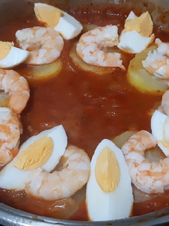 Una foto de Recuerdo de infancia: patata con langostinos y huevos