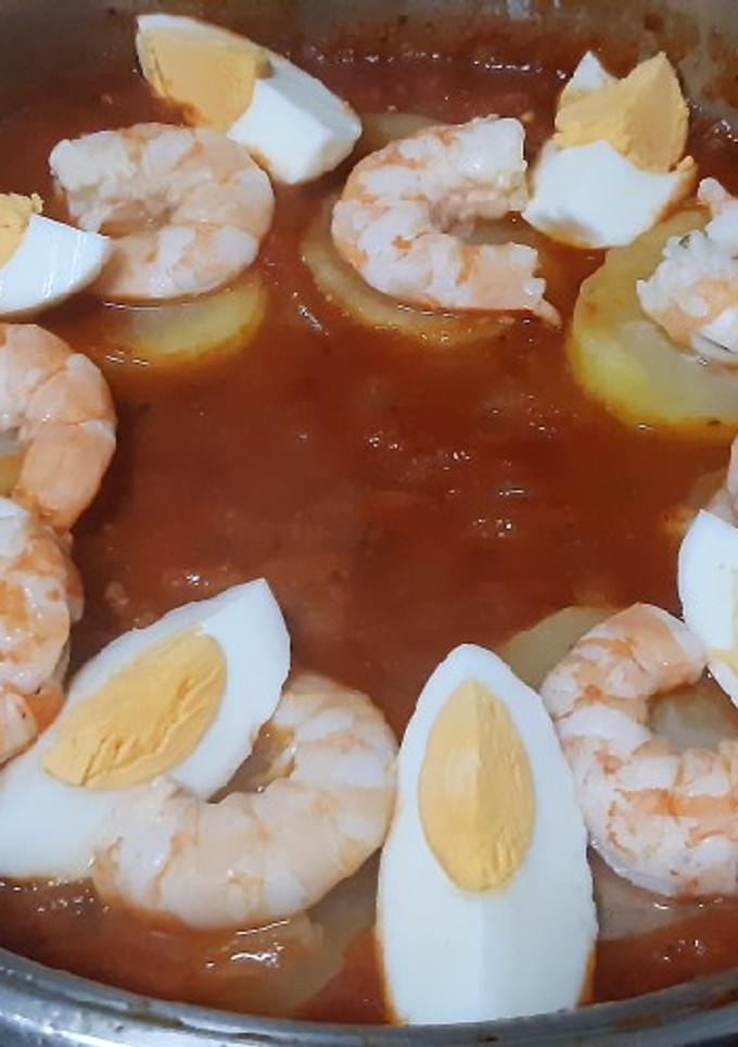 Una foto de Recuerdo de infancia: patata con langostinos y huevos