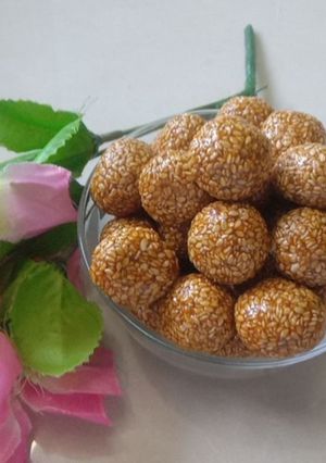A picture of तिळगुळाचे लाडू।तिळगुड लड्डू.