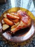 Muslo a la mostaza con papas y boniatos