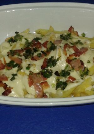 Una foto de Papas fritas con salsa de quesos