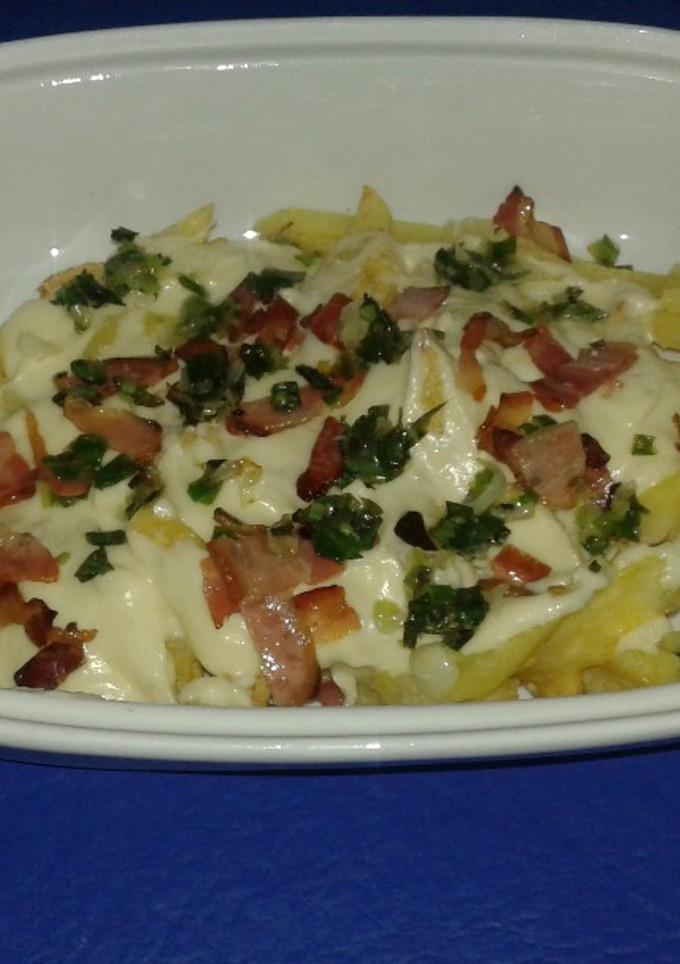 Una foto de Papas fritas con salsa de quesos