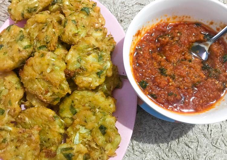 Bagaimana Membuat Bakwan sayur + sambal tomat, Enak