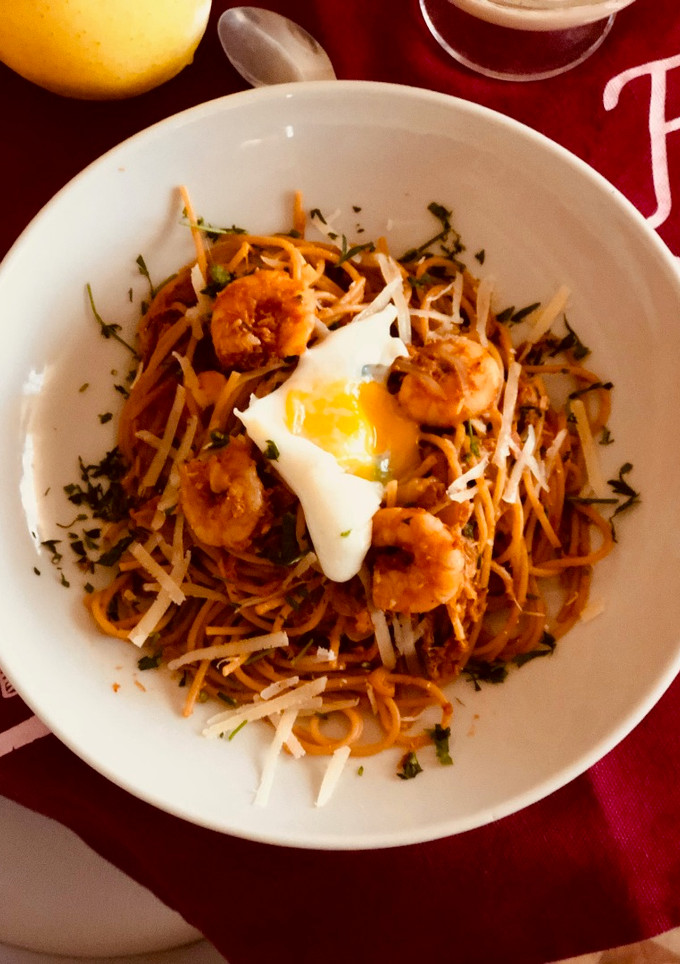 Una foto de Pasta con atún y langostinos!