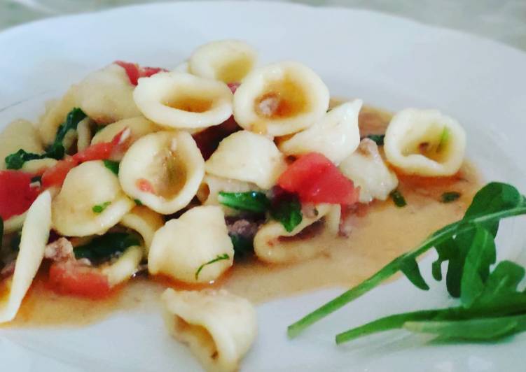 Orecchiette con tonno pomodorini e rucola