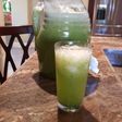 Agua fresca de piña, pepino y jugo de limón