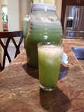 Agua fresca de piña, pepino y jugo de limón