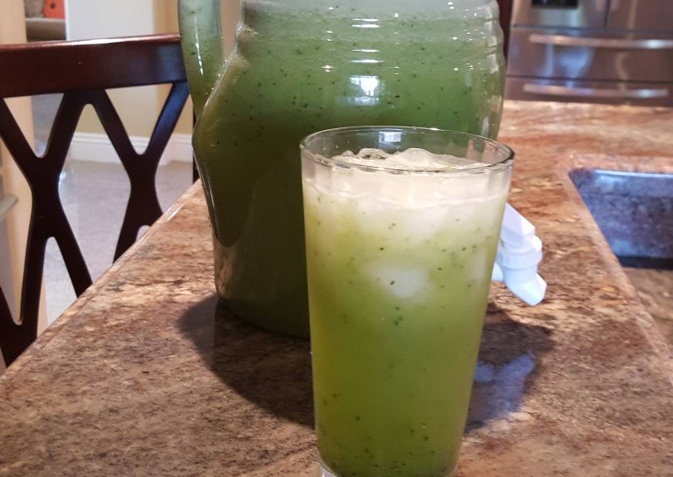Agua fresca de piña, pepino y jugo de limón