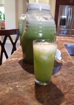 Una foto de Agua fresca de piña, pepino y jugo de limón